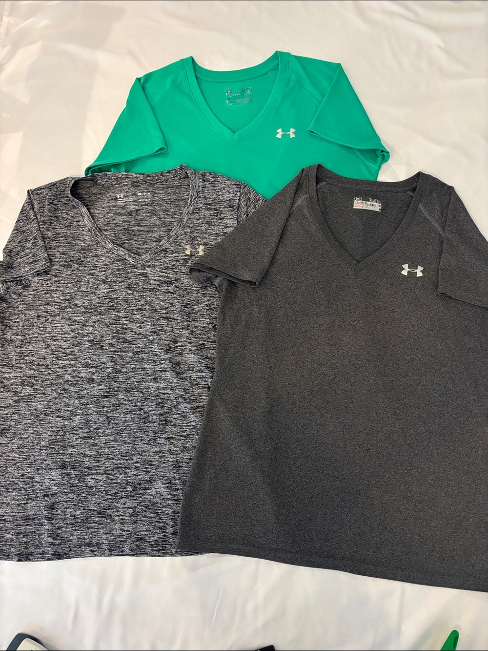 Under Armour Lot of 3 women’s Short Sleeve V-Neck athletic Tees - Size Medium